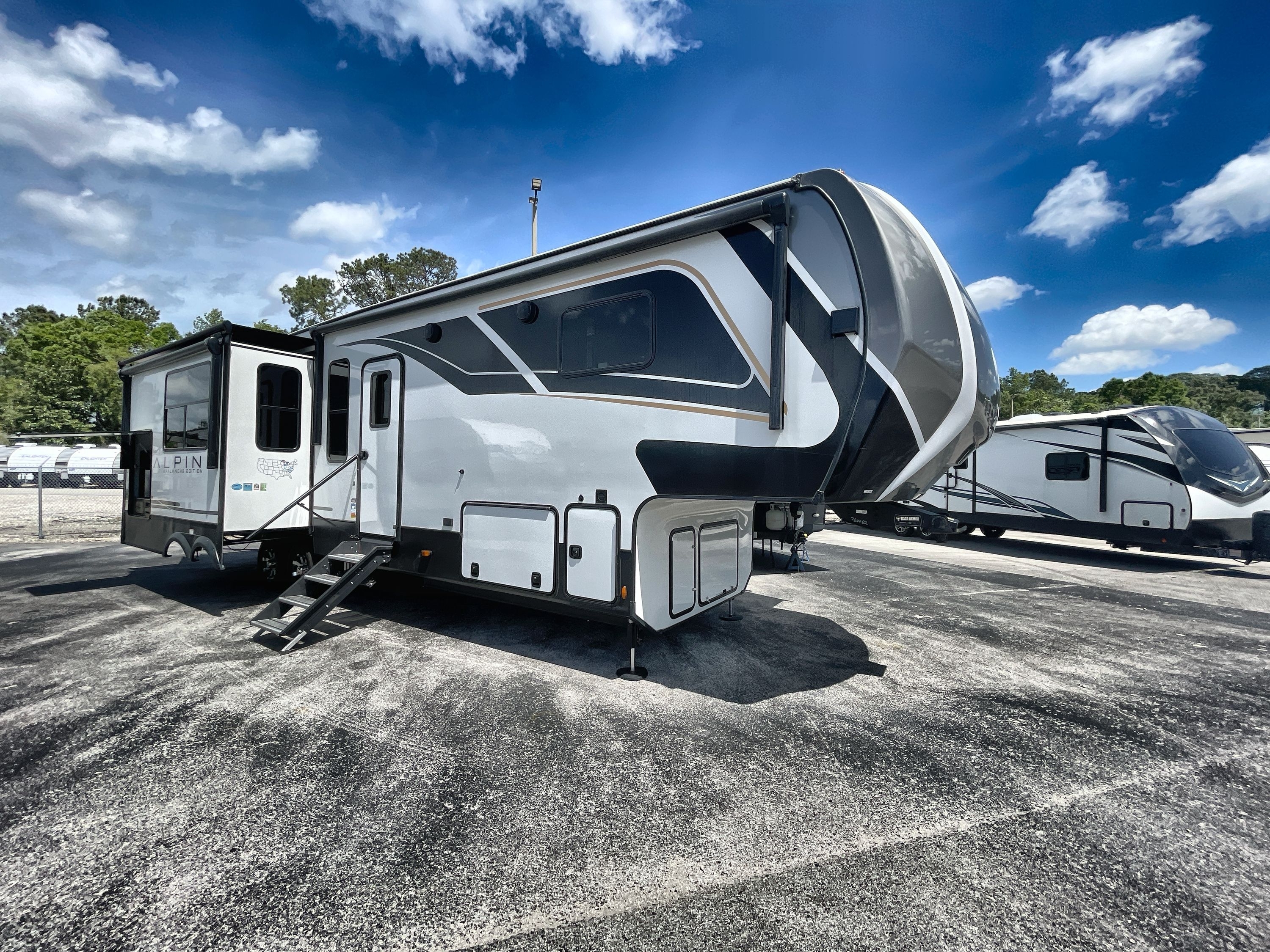 2024 Keystone AVALANCHE 338GK RV