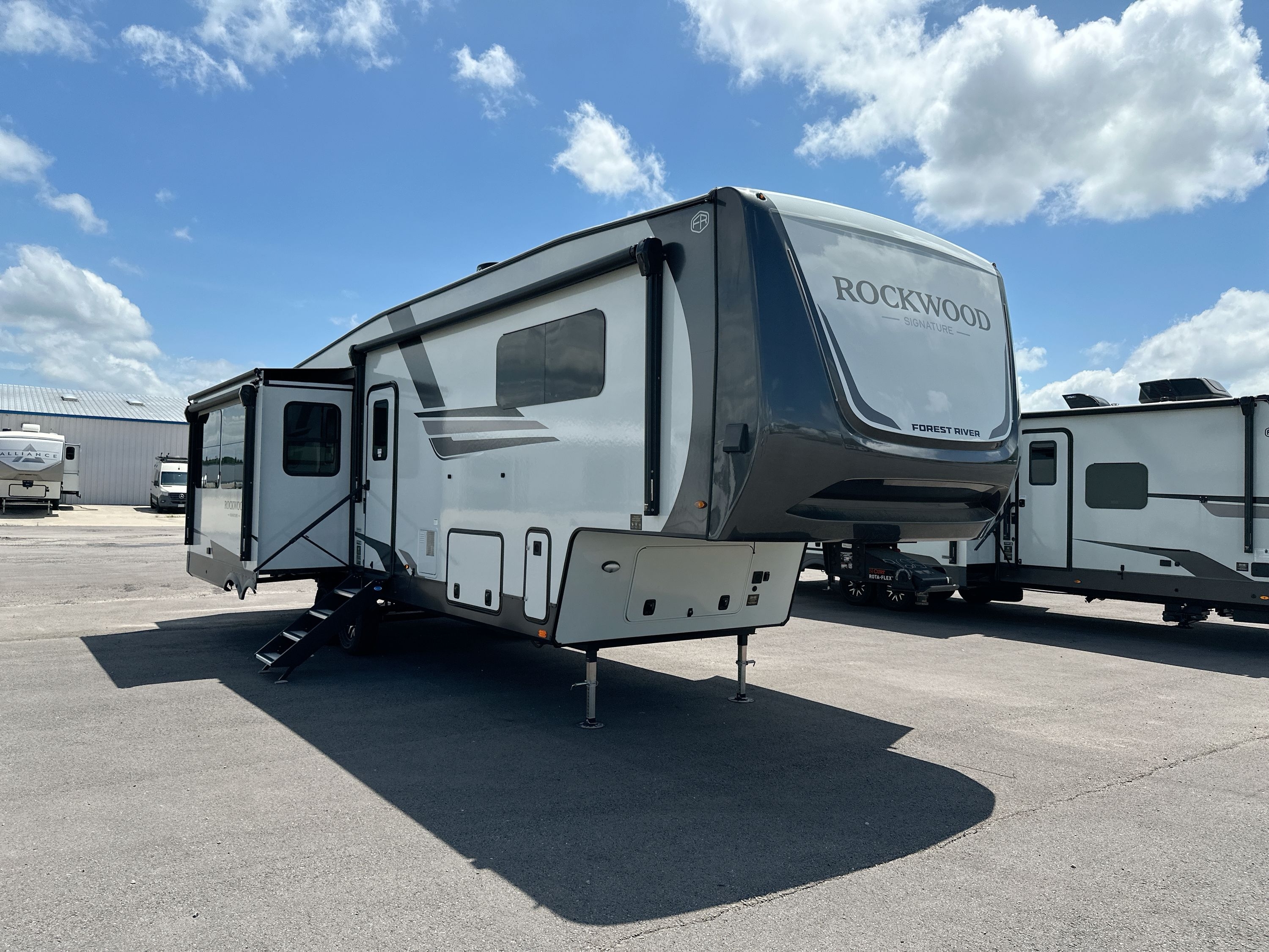 2026 Forest River ROCKWOOD SIGNATURE 361RLS in poteau OK