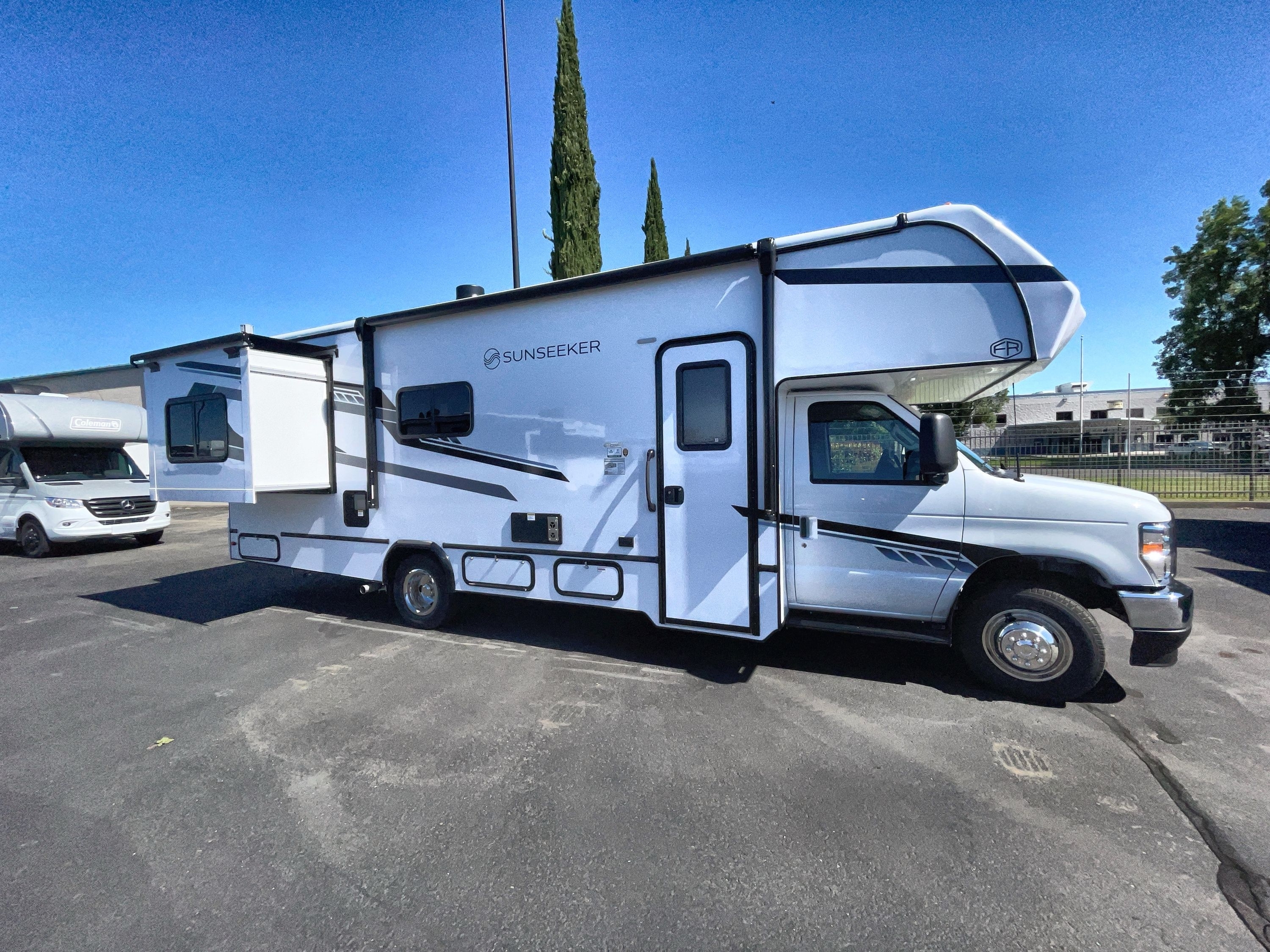 2027 Forest River SUNSEEKER LE 2550DSF 2550DSLE in medford OR