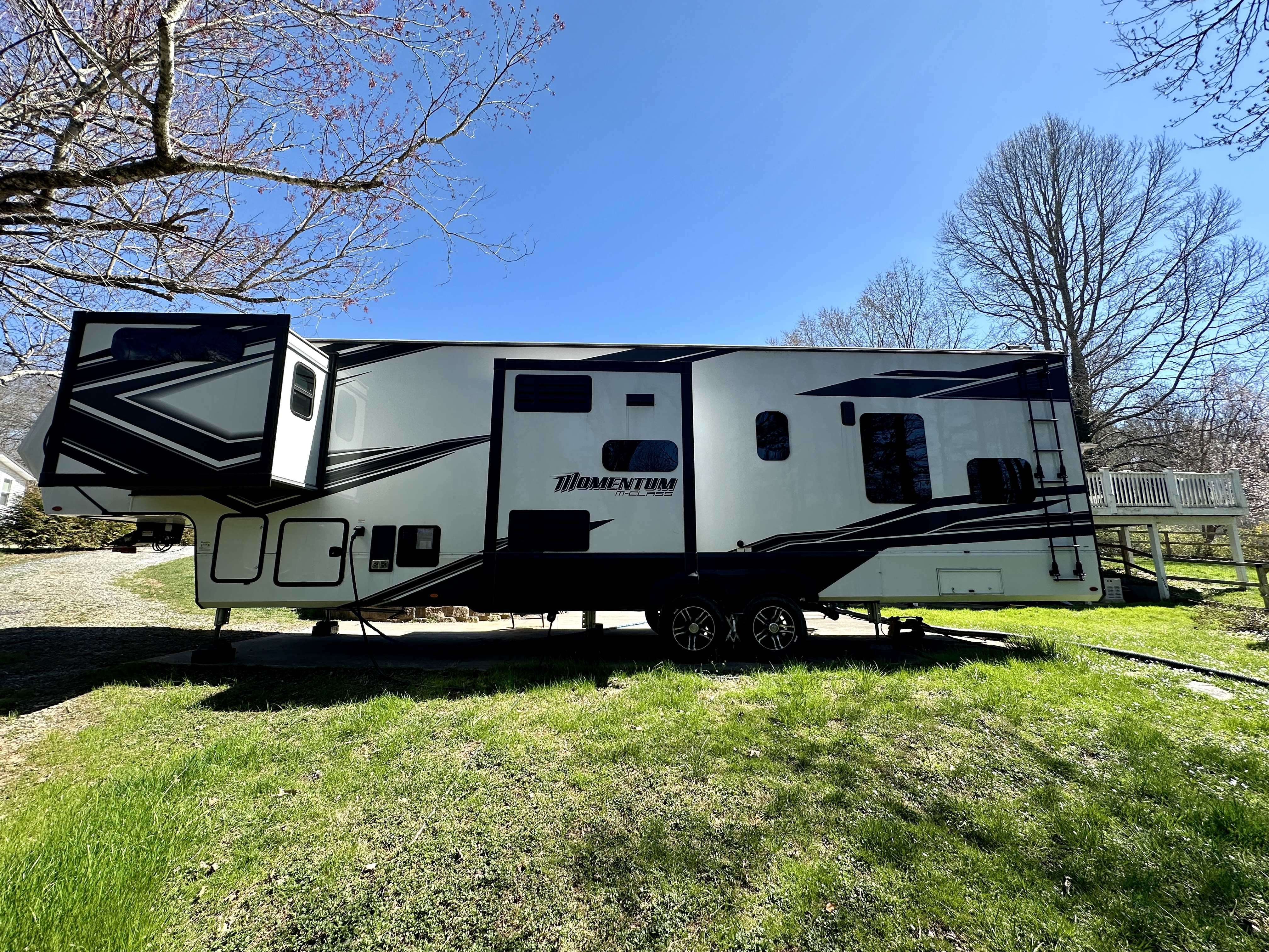 2022 Grand Design MOMENTUM M-CLASS 351MS in brevard NC