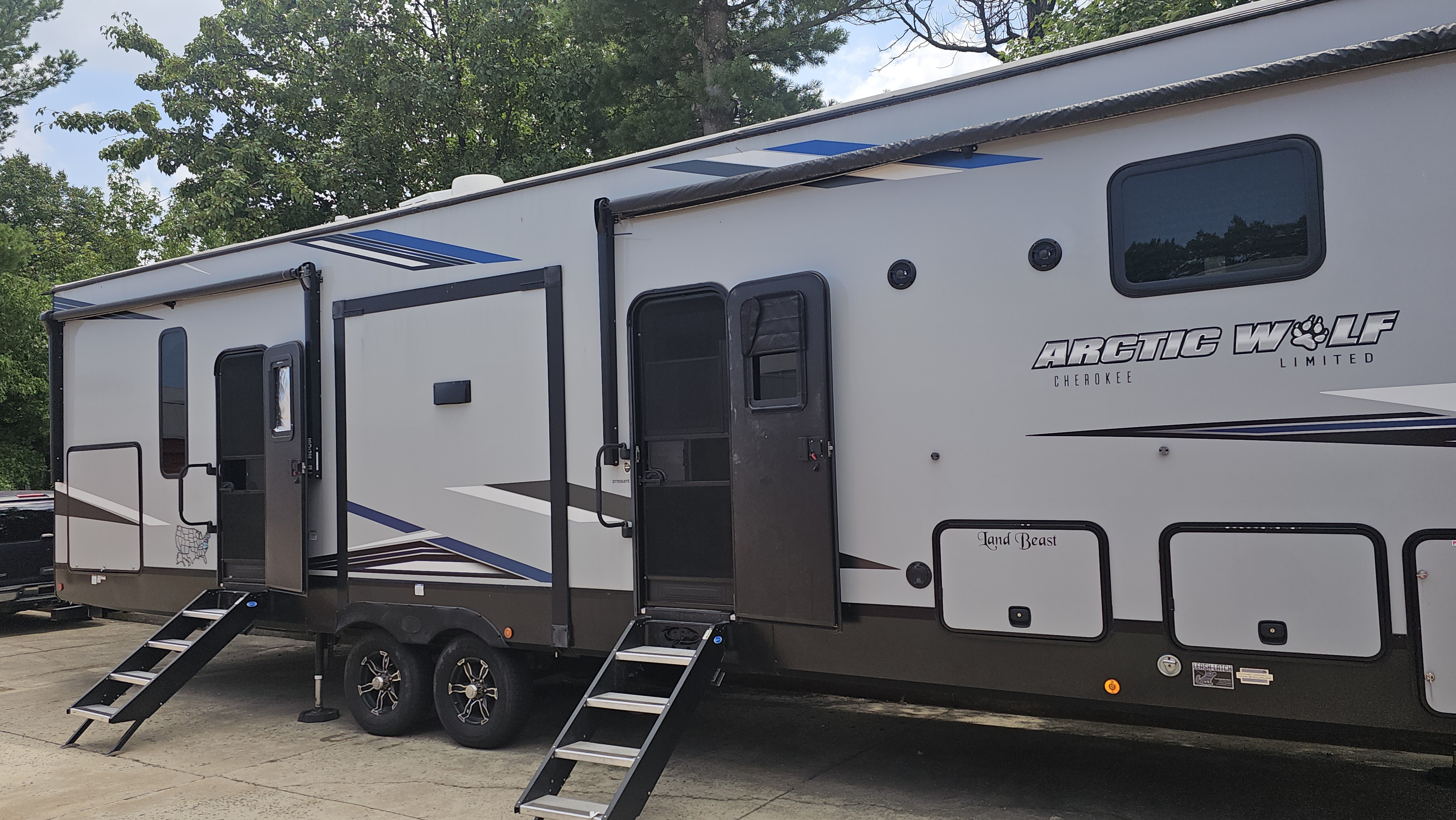 2022 Forest River CHEROKEE ARCTIC WOLF 3770 SUITE RV