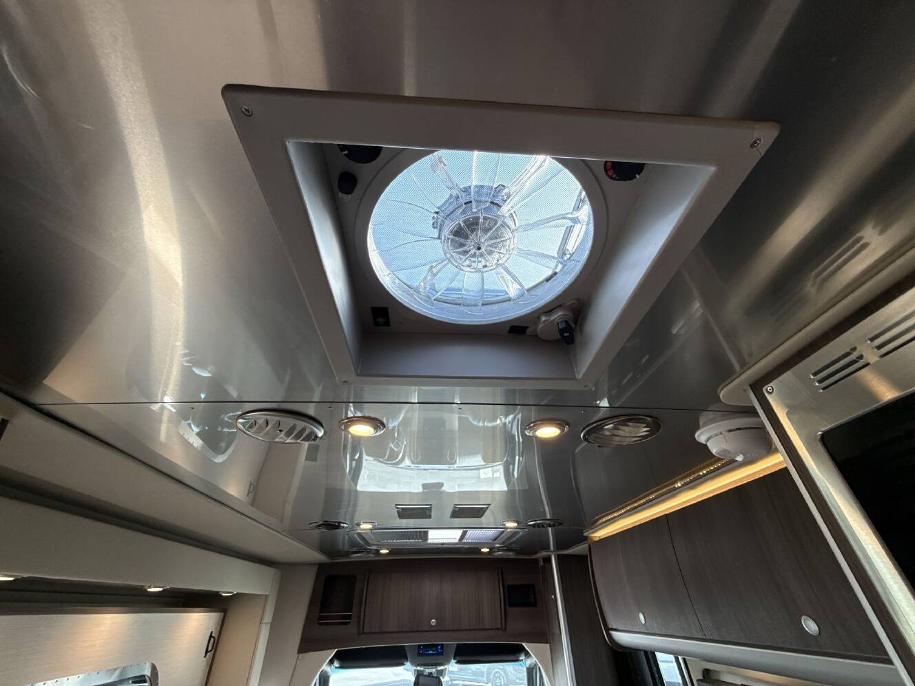 A photo of this 2021 Airstream ATLAS MURPHY SUITE