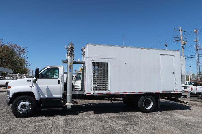 2003 CHEVROLET C6500 CAT DIESEL ~ 9k MILES ~ 1 OWNER in Springfield, MO