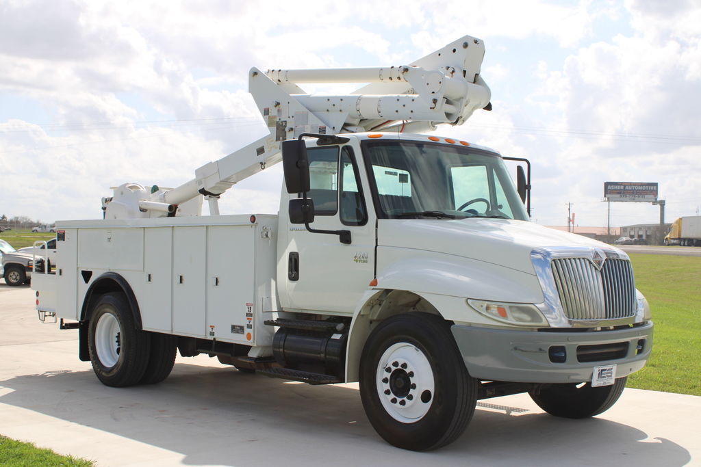 2007 International 4200 / Altec TA41M in Bryan, TX
