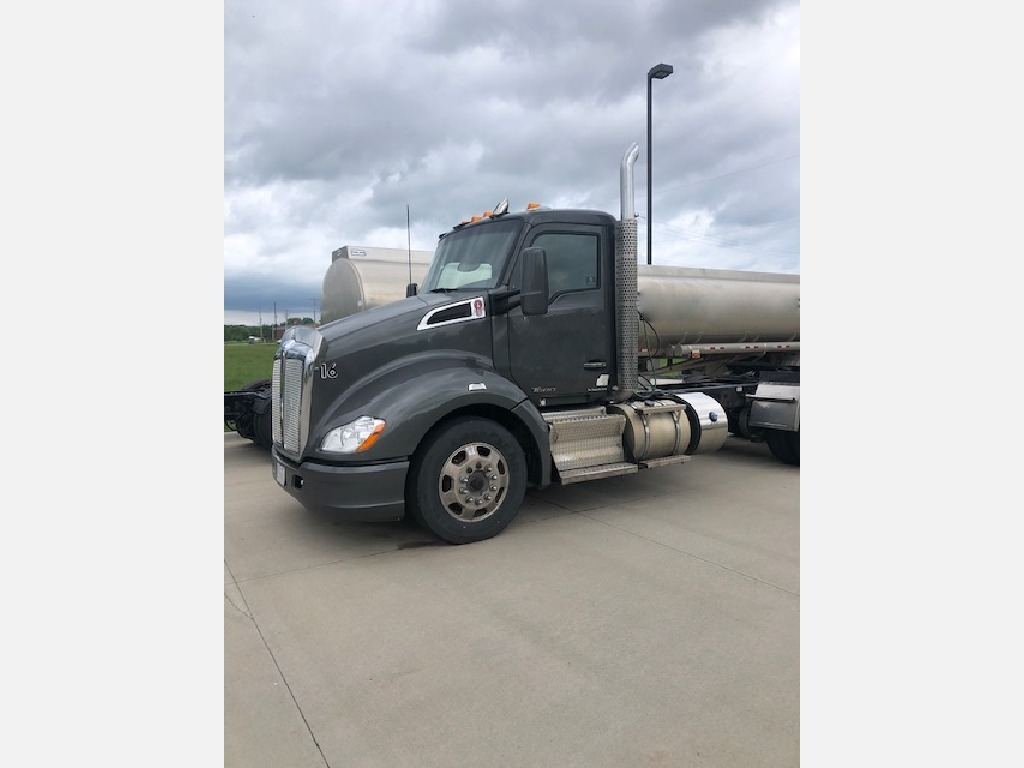 2015 KENWORTH T680 in Topeka, KS