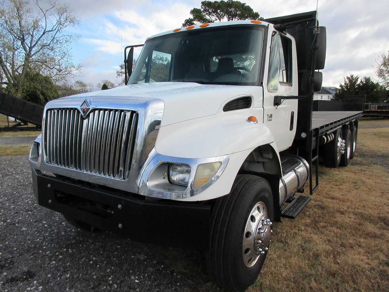 2004 INTERNATIONAL 7400 in Fruitland, MD