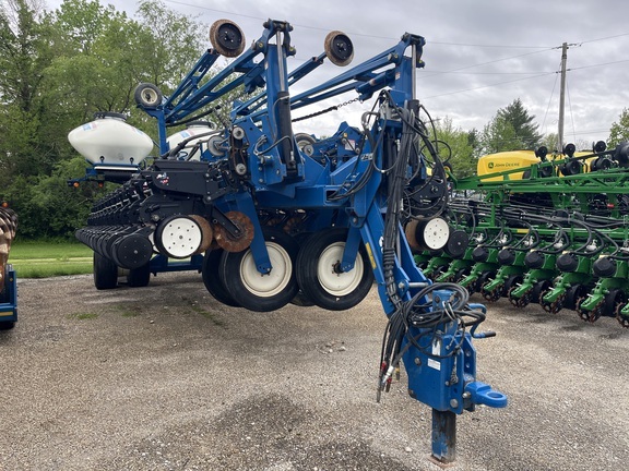 2011 Kinze 3700 in Newton, IL