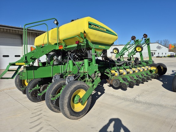 2005 John Deere 1770NT CCS in Bloomington, WI