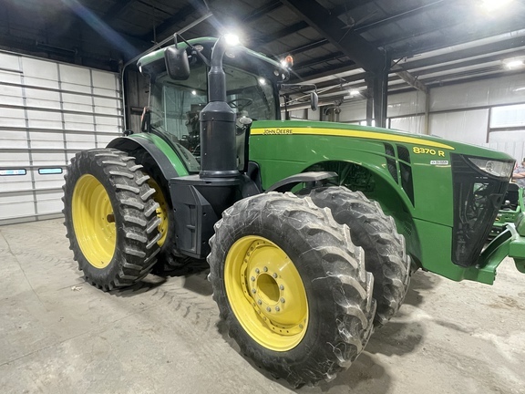 2015 John Deere 8370R in Hamel, IL