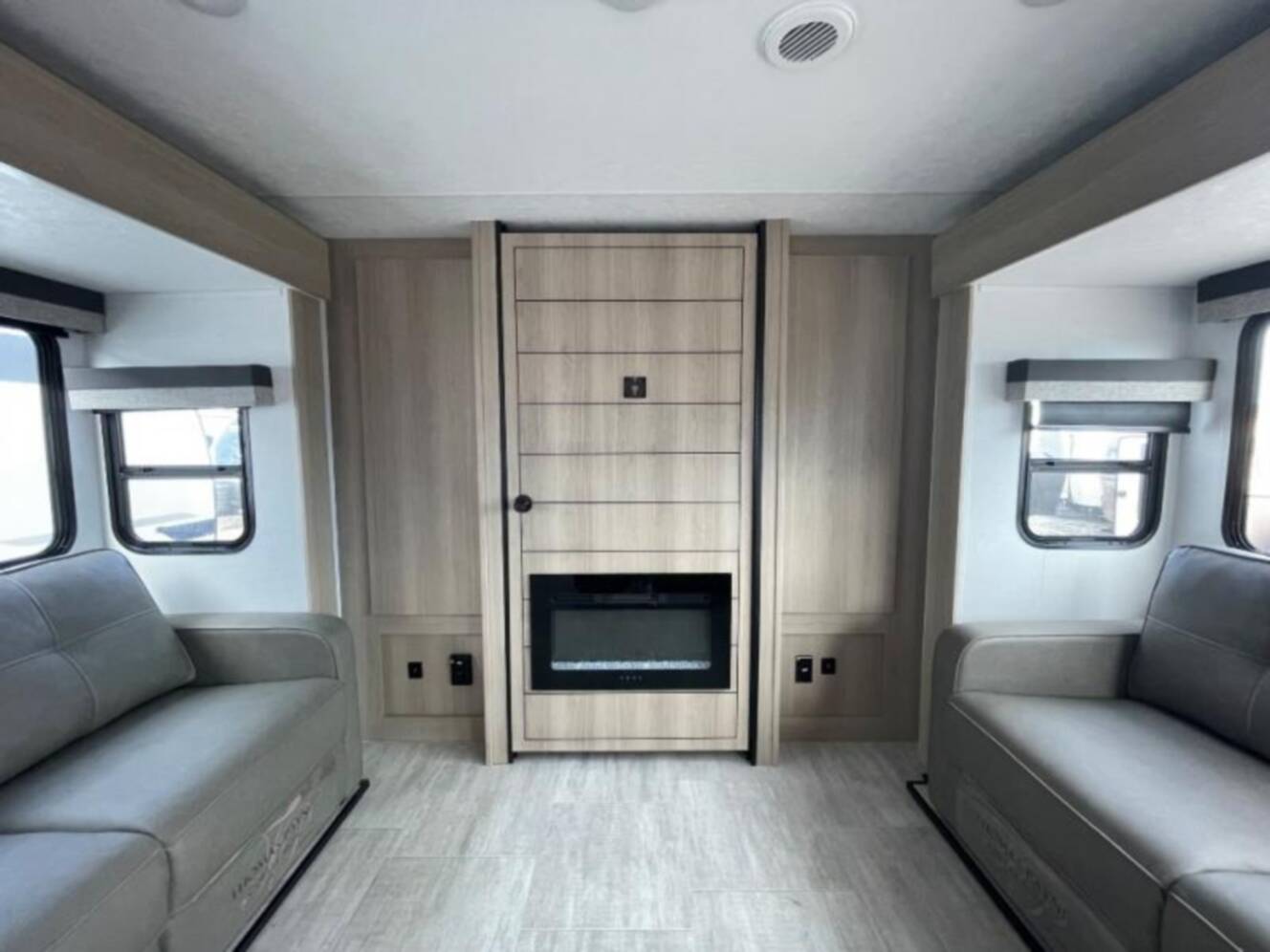 A photo of this 2025 Dutchmen Kodiak 310FLSL