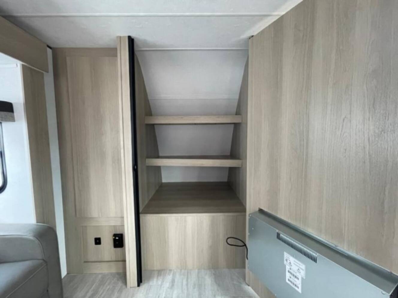 A photo of this 2025 Dutchmen Kodiak 310FLSL