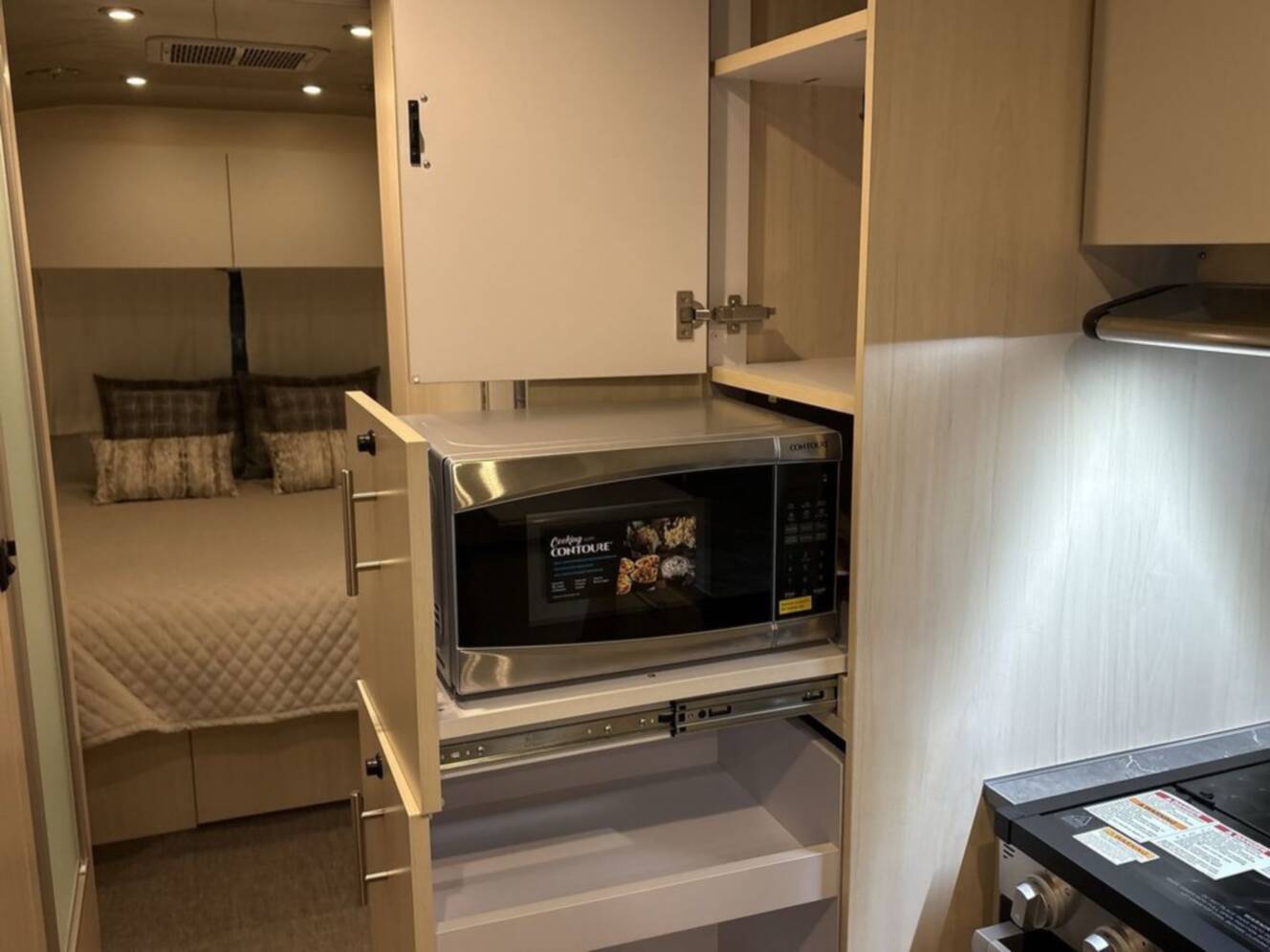 A photo of this 2026 Airstream Flying Cloud 27FB