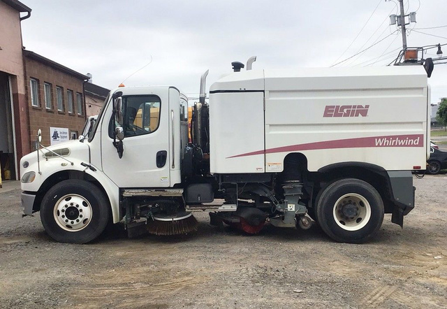 2014 FREIGHTLINER BUSINESS CLASS M2 106 in Elmhurst, IL