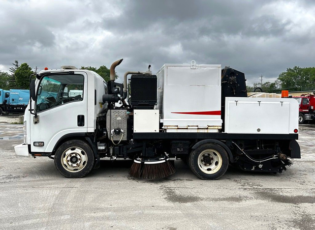 2016 ISUZU NRR in Elmhurst, IL