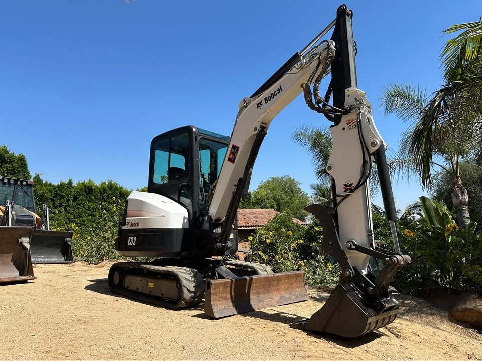 2012 BOBCAT e32 mini excavator in Porterville, CA