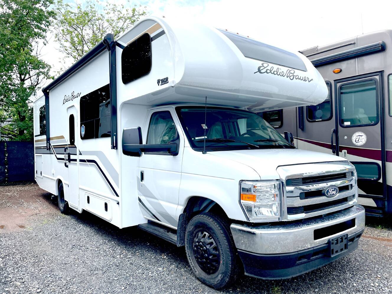 A photo of this 2027 Thor EDDIE BAUER 28EDF