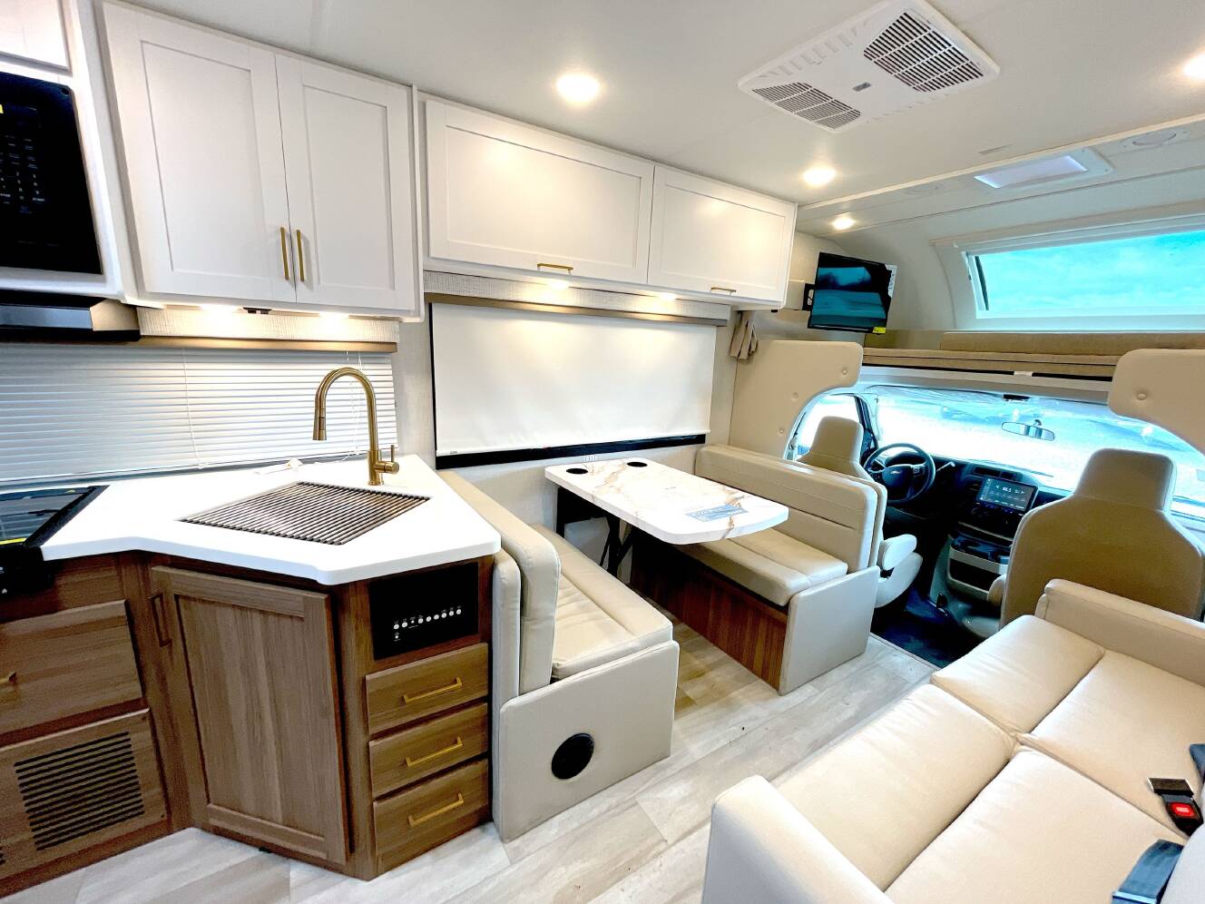 A photo of this 2027 Thor EDDIE BAUER 28EDF