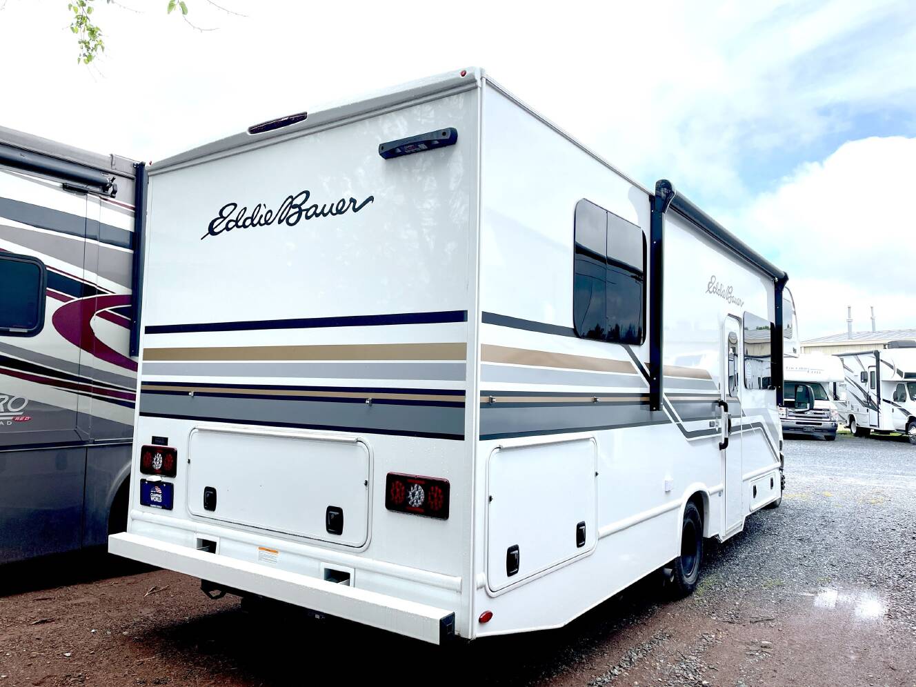 A photo of this 2027 Thor EDDIE BAUER 28EDF