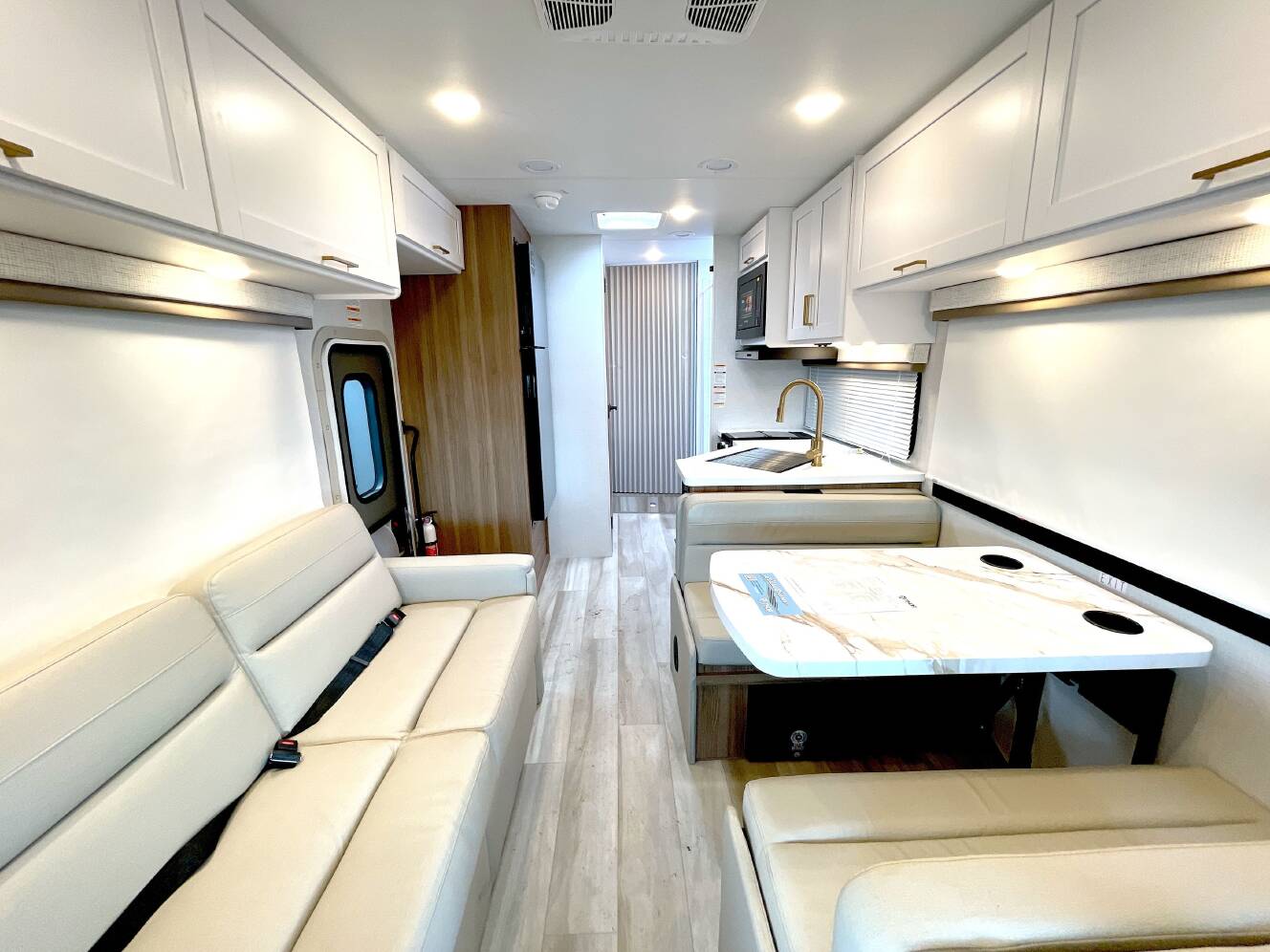 A photo of this 2027 Thor EDDIE BAUER 28EDF