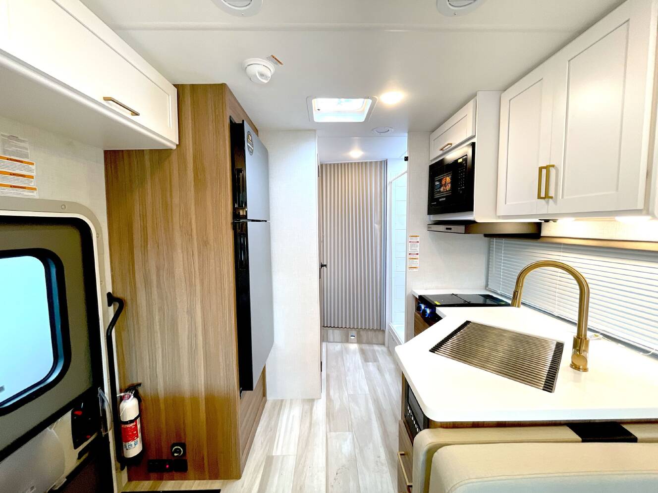 A photo of this 2027 Thor EDDIE BAUER 28EDF