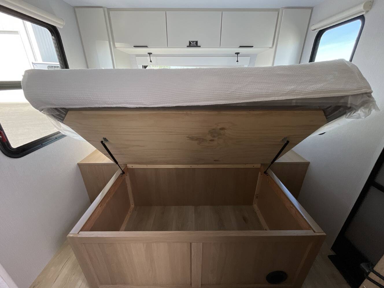 A photo of this 2026 Winnebago THRIVE 25RLS