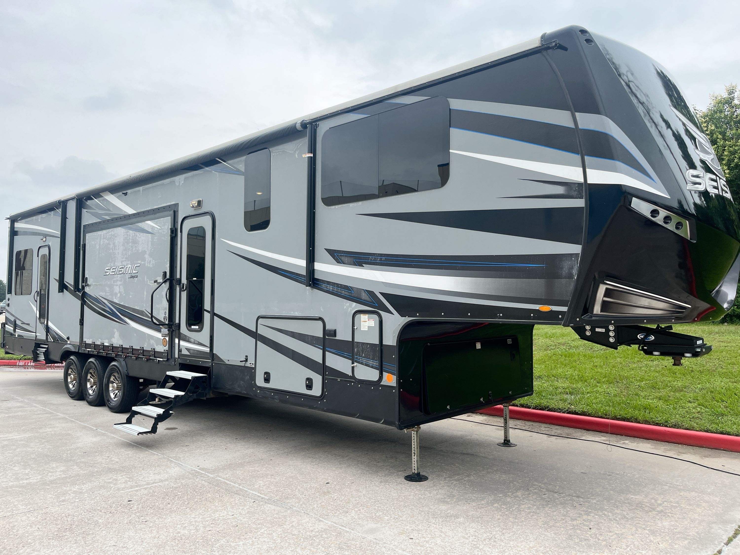 2019 Jayco SEISMIC 4212 Fifth Wheel Toy Hauler RV