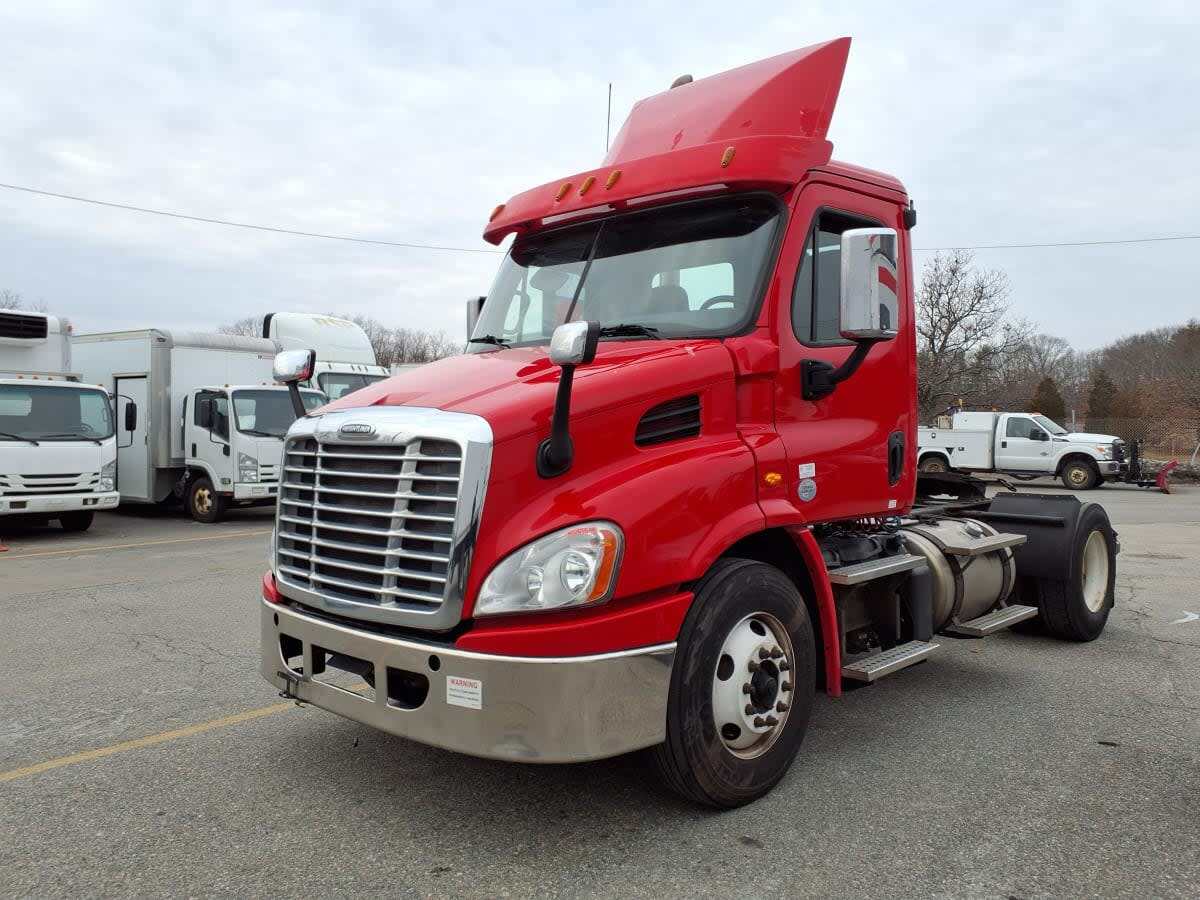2019 FREIGHTLINER CASCADIA 113 in Salisbury, MA