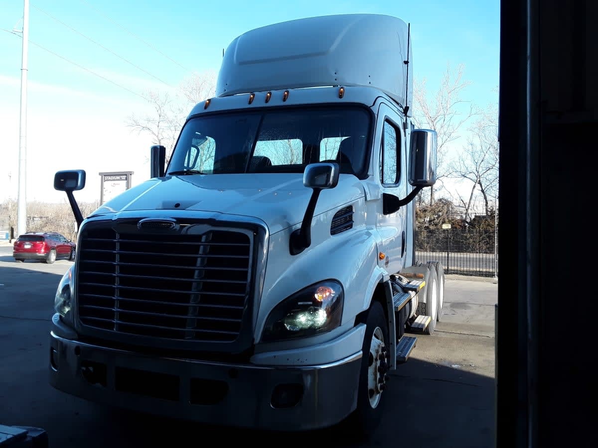 2017 FREIGHTLINER CASCADIA 113 in Kansas City, MO