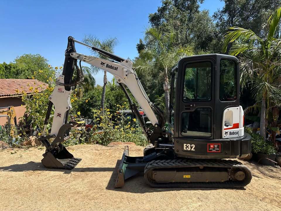 2012 BOBCAT e32 mini excavator in Dr Whittier, CA