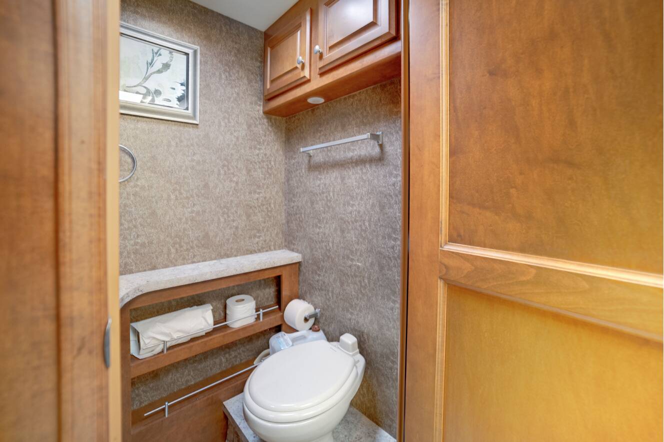 A photo of this 2013 Thor Motor Coach PALAZZO 33 1