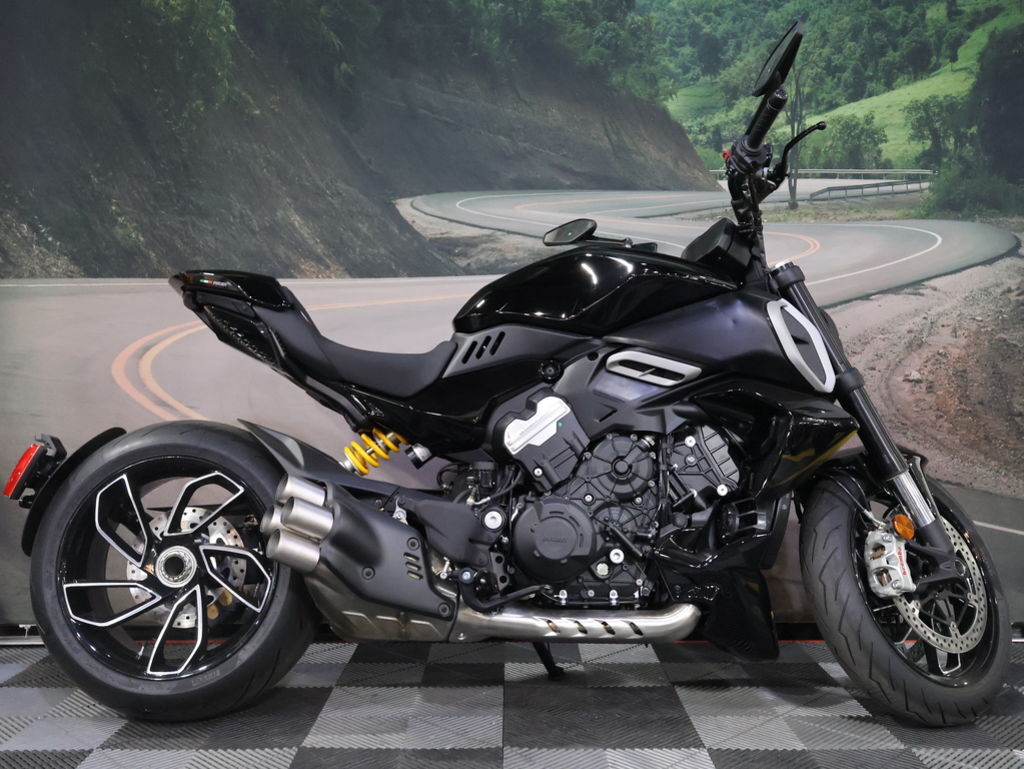 2023 Ducati Diavel V4 Thrilling Black V4 in Chatsworth, CA