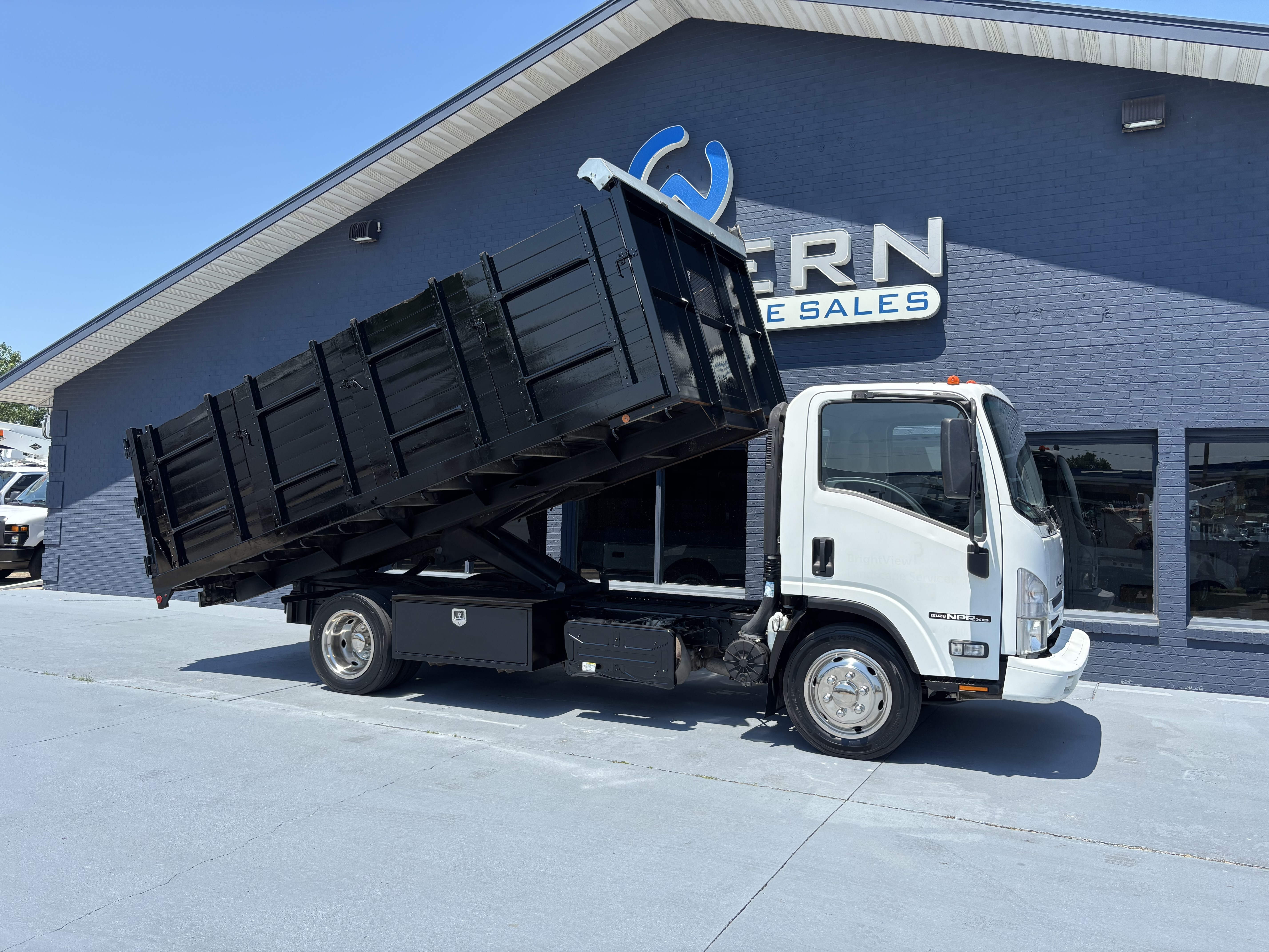 2017 ISUZU NPR XD in Braidwood, IL