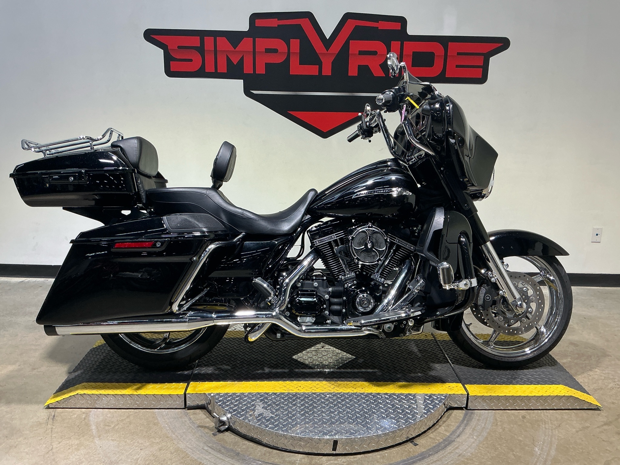 2015 Harley-Davidson CVO™ Street Glide® CVO in Eden Prairie, MN