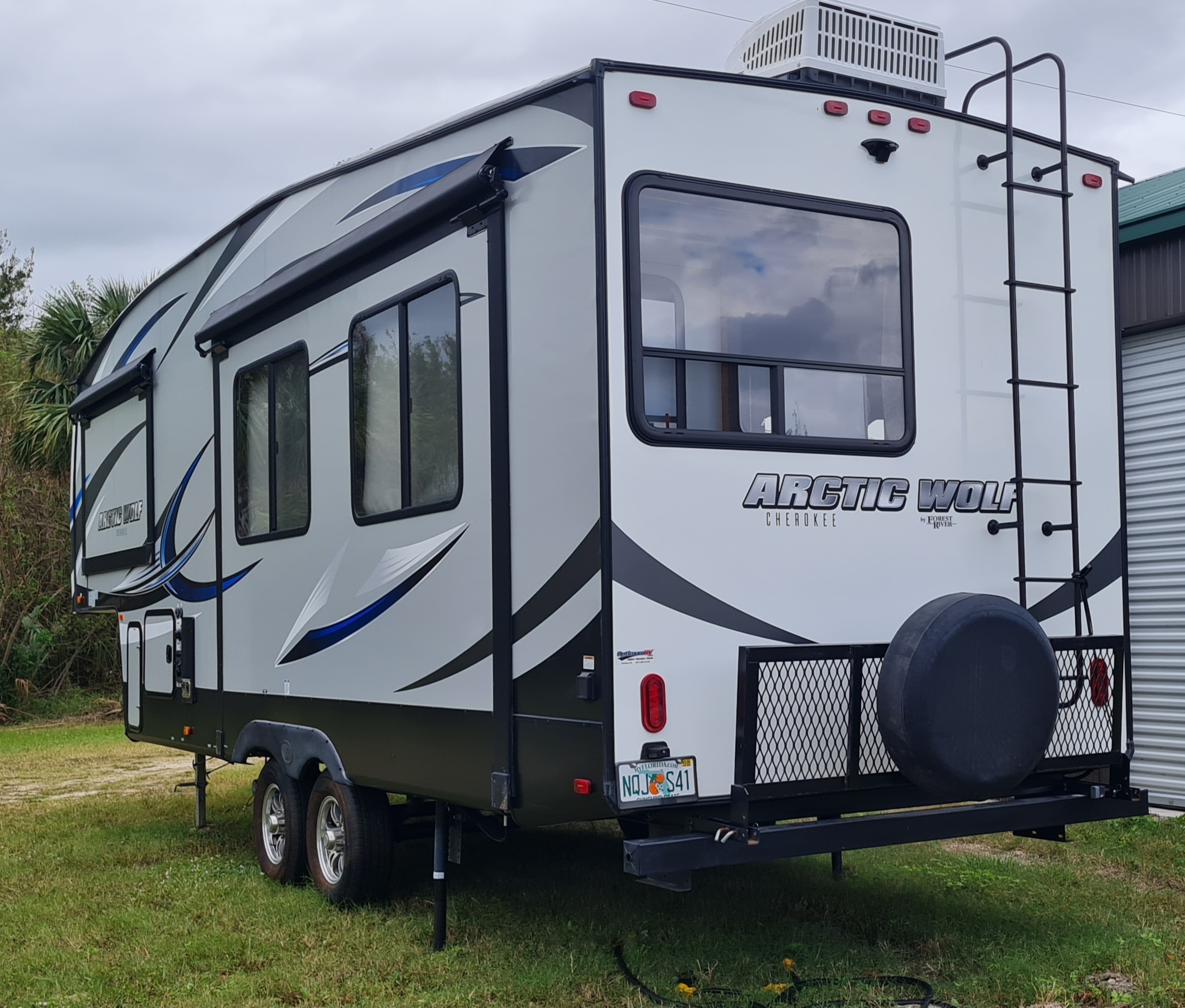 2019 Forest River CHEROKEE ARCTIC WOLF 255DRL4 in mims FL