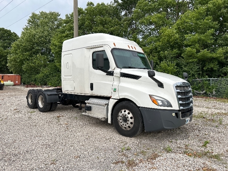 2021 FREIGHTLINER CASCADIA 126 in Moberly, MO