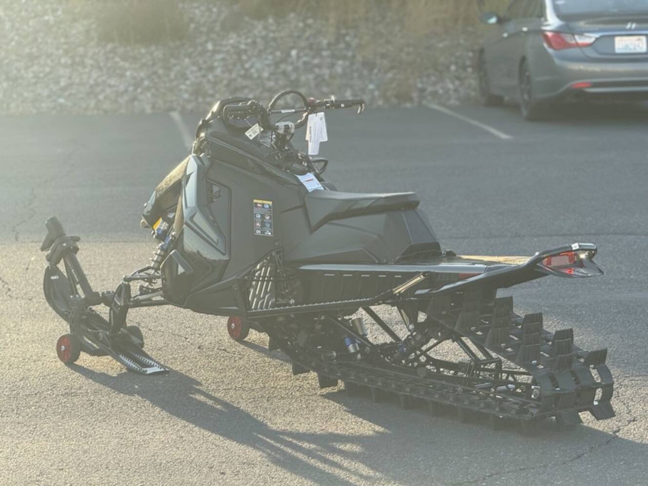 A photo of this 2026 Polaris 850 RMK Khaos 165 Gloss Black / Blue Dusk 850