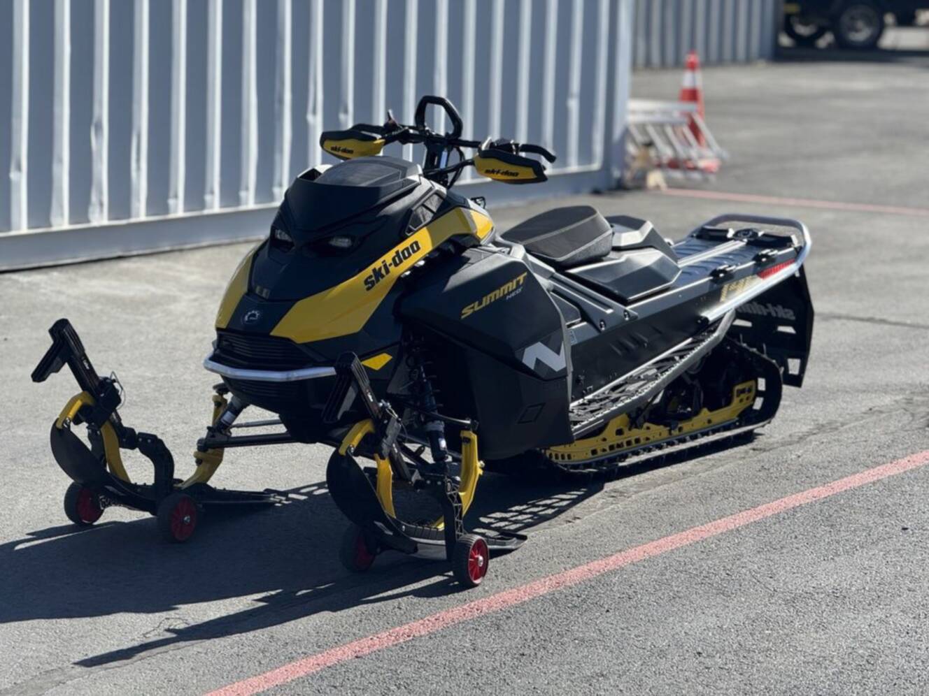 A photo of this 2026 Ski-Doo Summit NEO 600 EFI - 85 H_Al