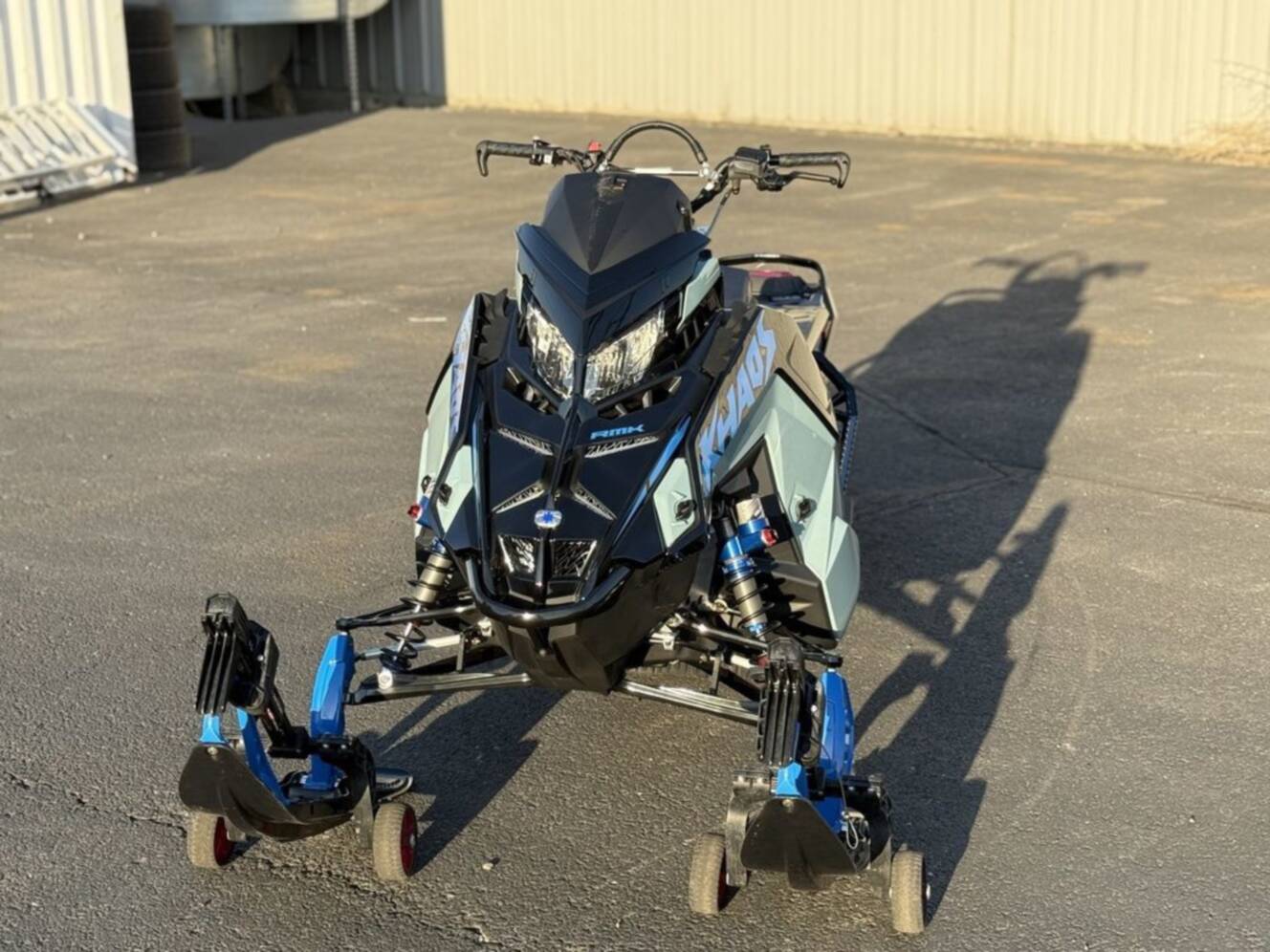 A photo of this 2026 Polaris 850 RMK Khaos 155 Gloss Black / Blue Dusk 850