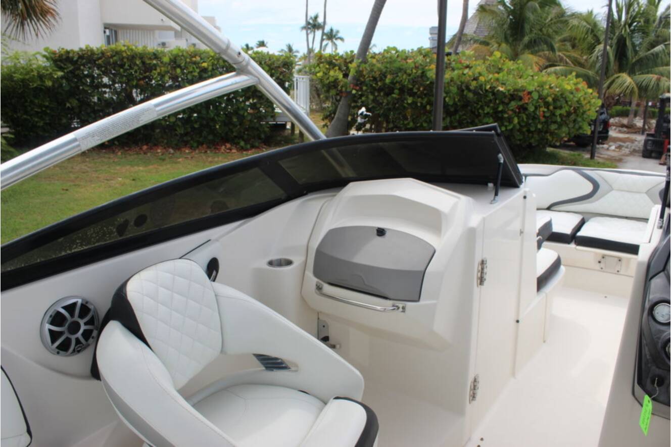 A photo of this 2011 Monterey M5 MSX Sport Boat