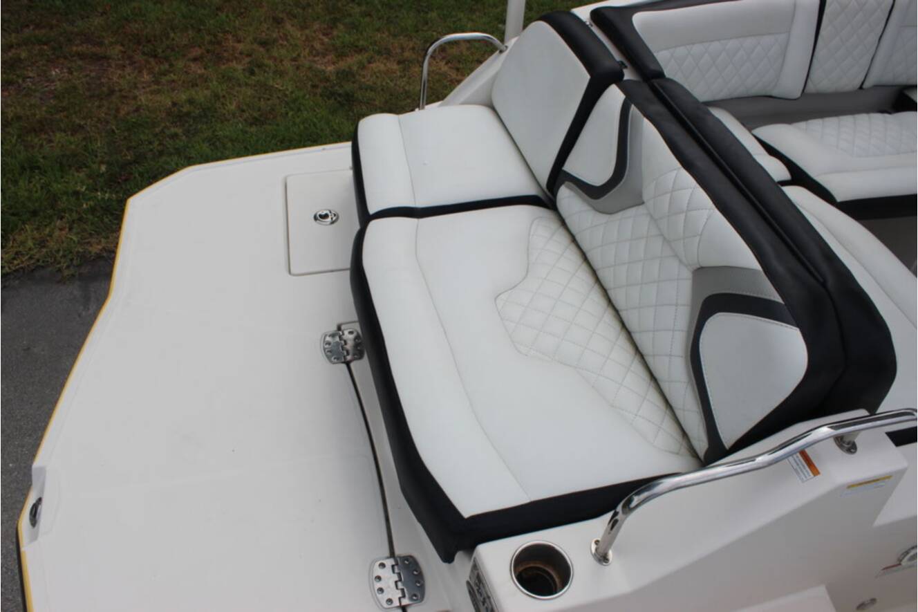 A photo of this 2011 Monterey M5 MSX Sport Boat