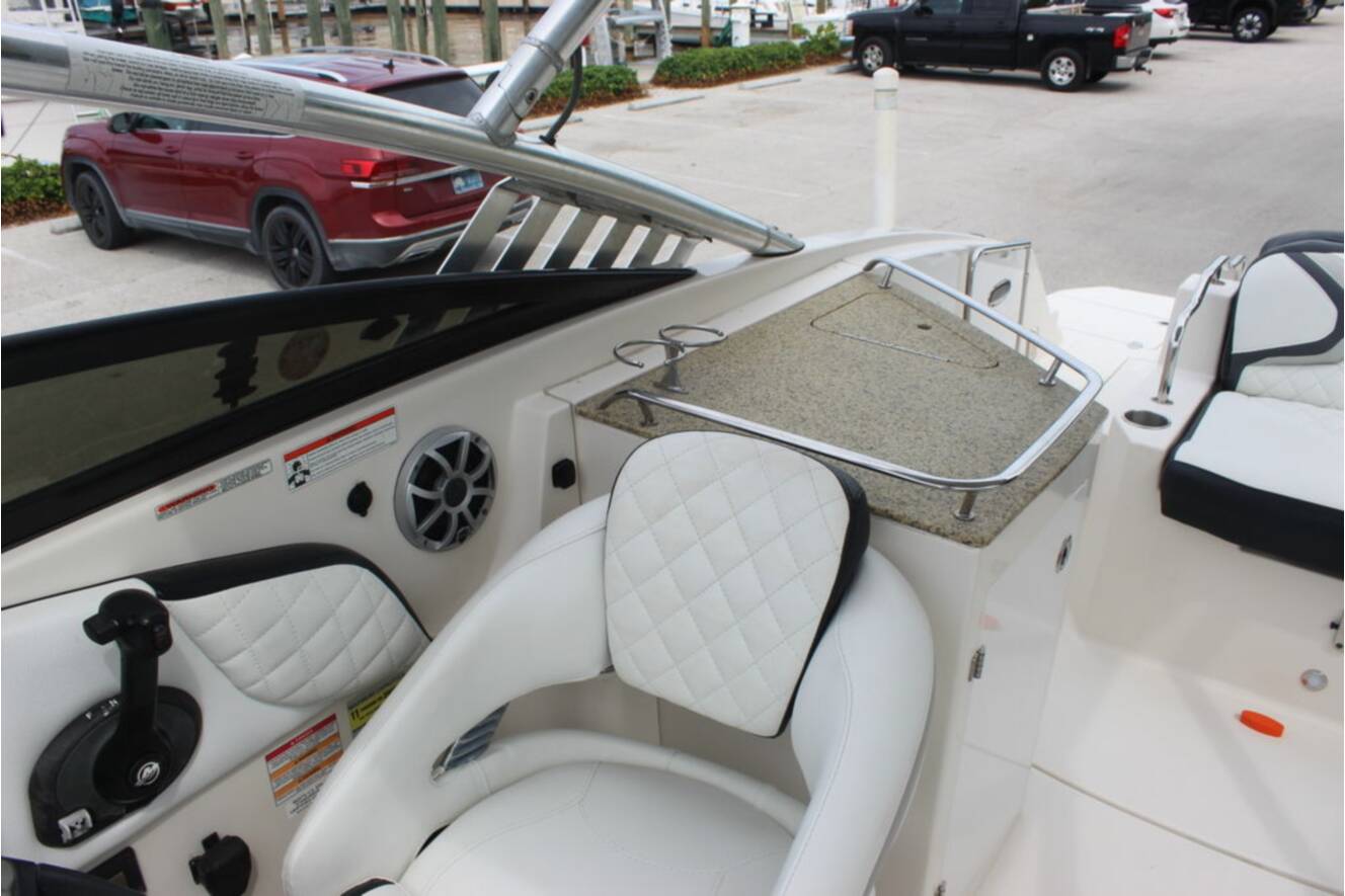 A photo of this 2011 Monterey M5 MSX Sport Boat