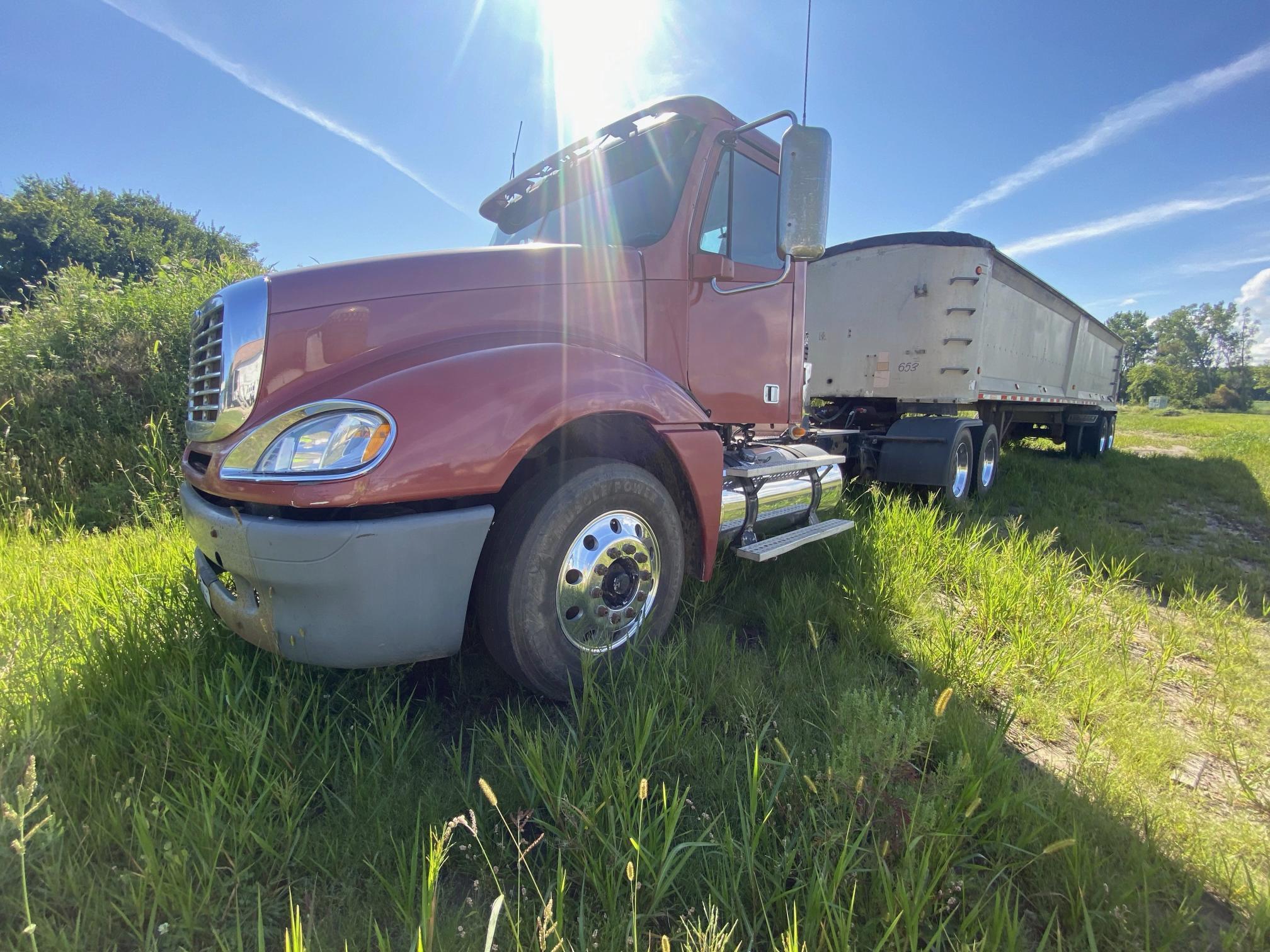 2008 FREIGHTLINER Columbia in Omro, WI