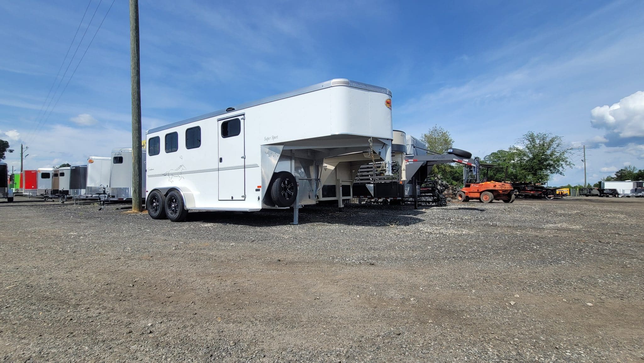 2026 sundowner 7x23 3 Horse Slant Load Aluminum Gooseneck Trailer in Byron, GA