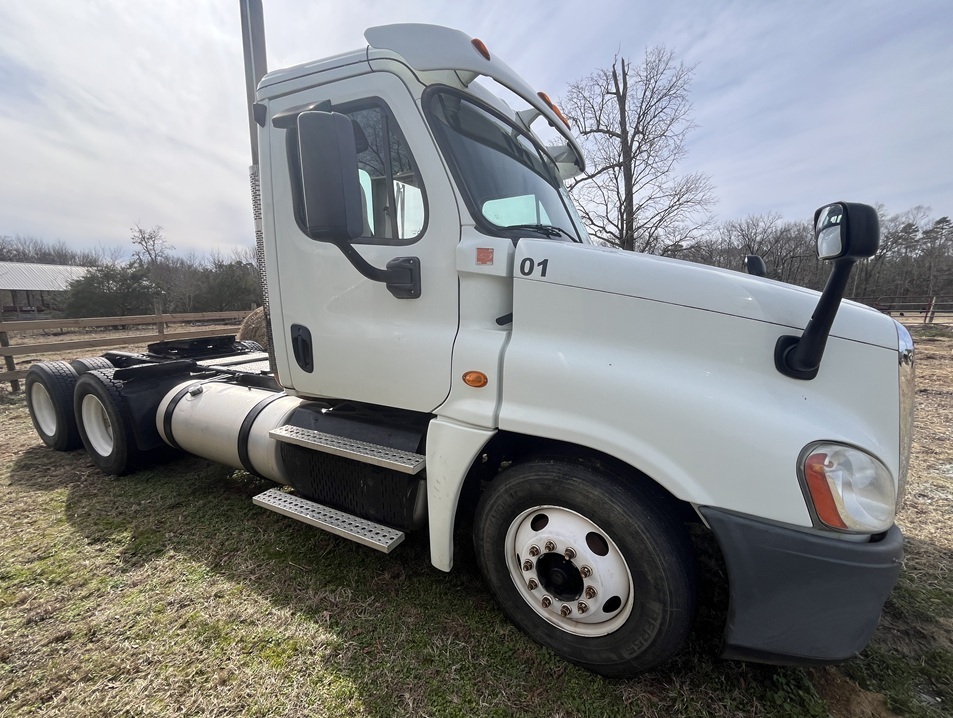 2013 FREIGHTLINER day cab in Prairieville, LA
