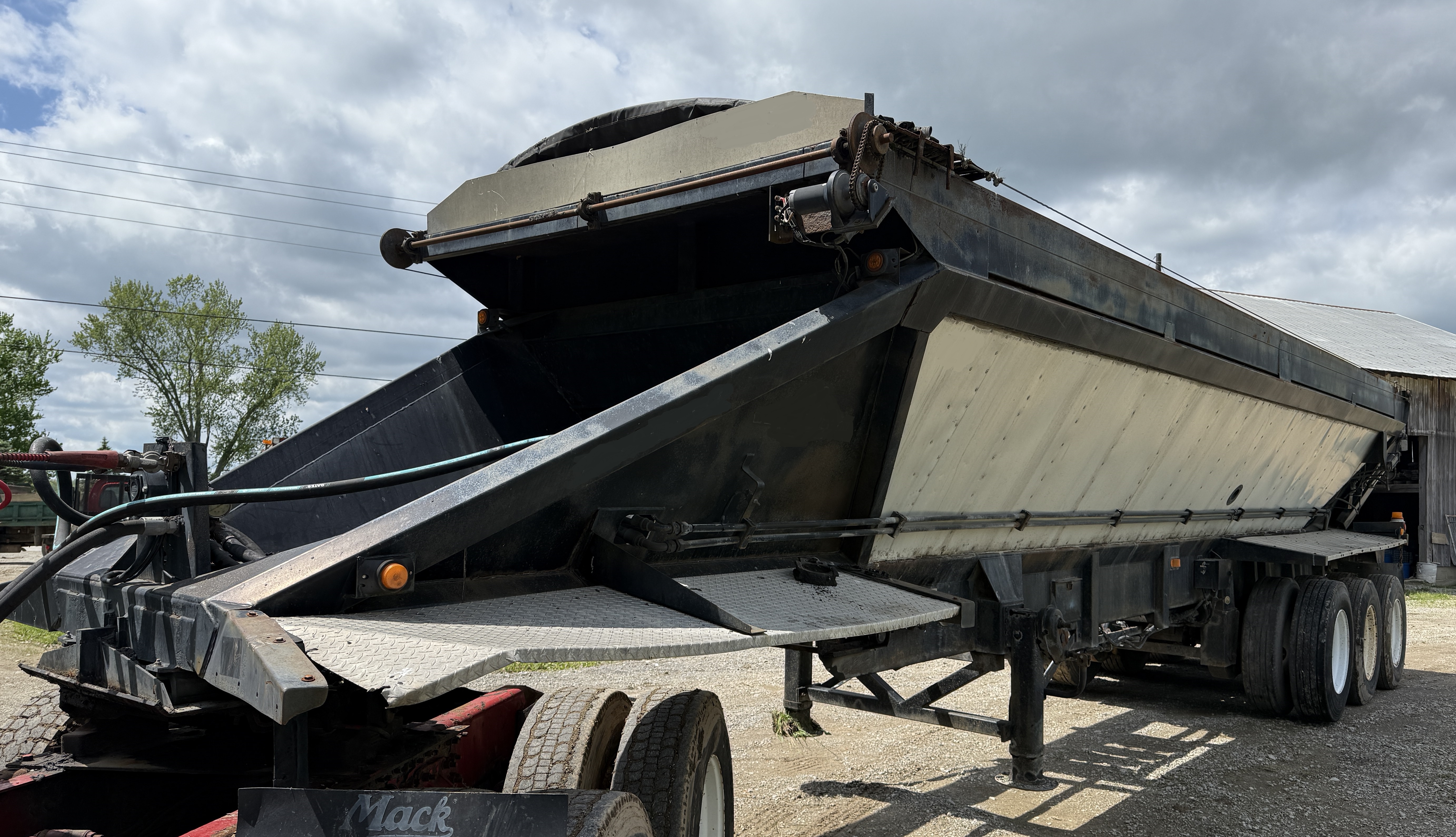 2002 RED RIVER LB334 in Prairieville, IN
