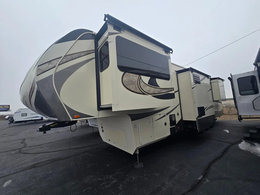 2018 Grand Design Solitude 374TH / 374TH-R in bay city MI