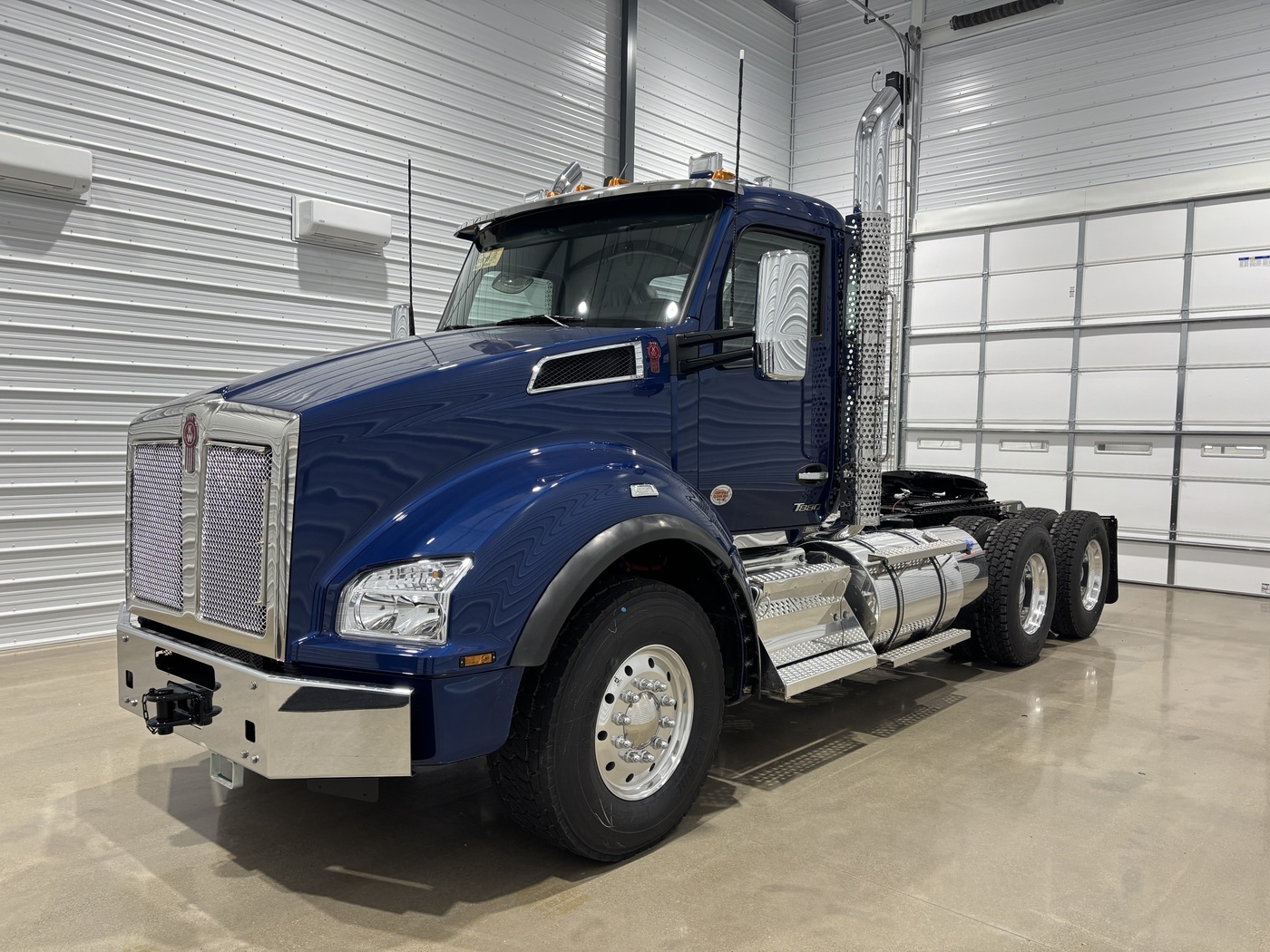 2027 Kenworth T880 in Van Buren Township, MI