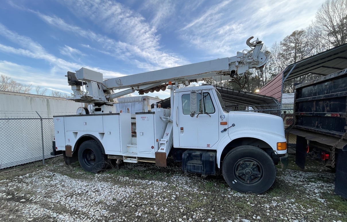 1990 INTERNATIONAL 4900 Pittman Pole Cat Digger Derrick in Prairieville, LA