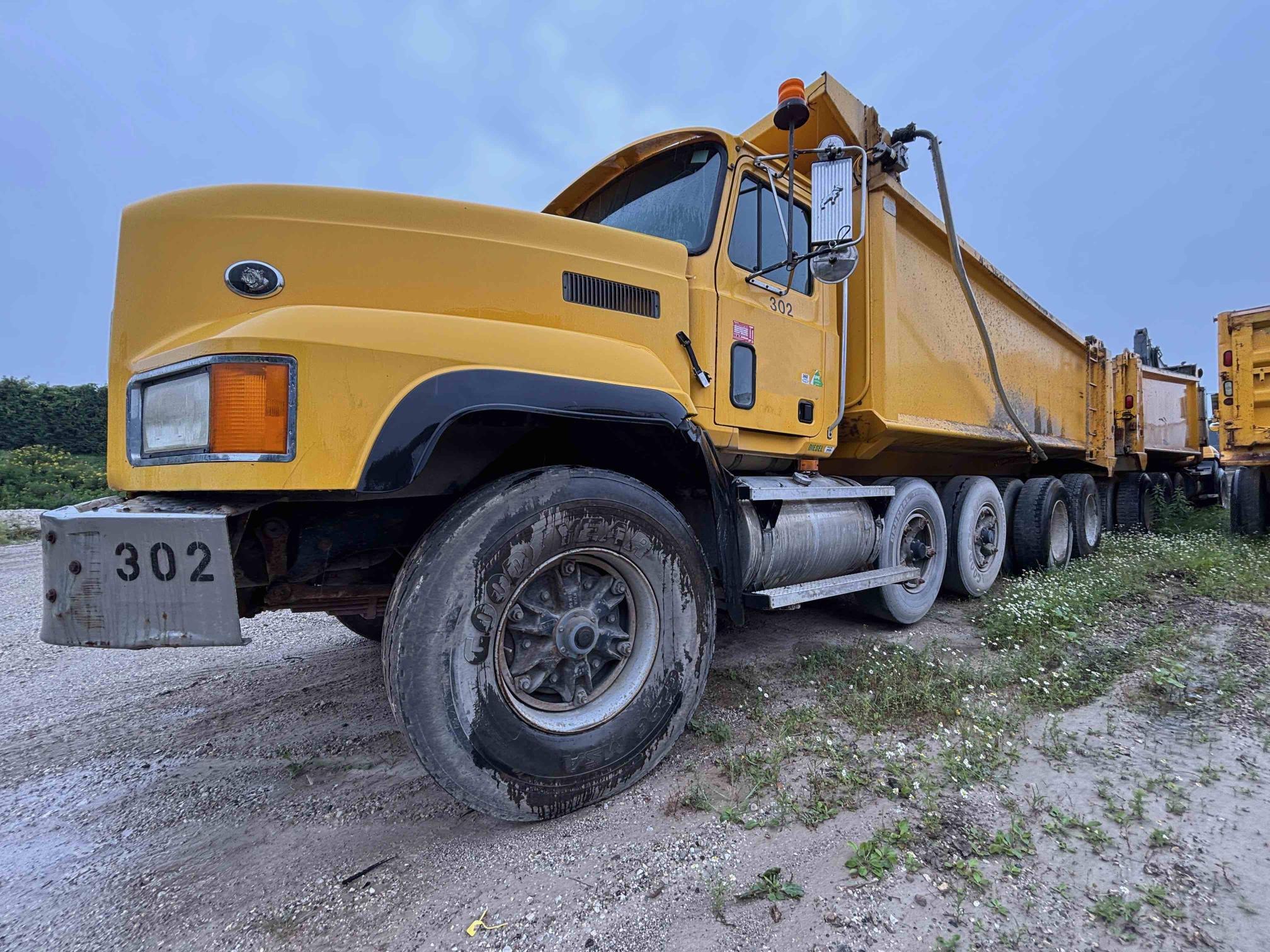 1995 MACK CL713 in Manitowoc, WI