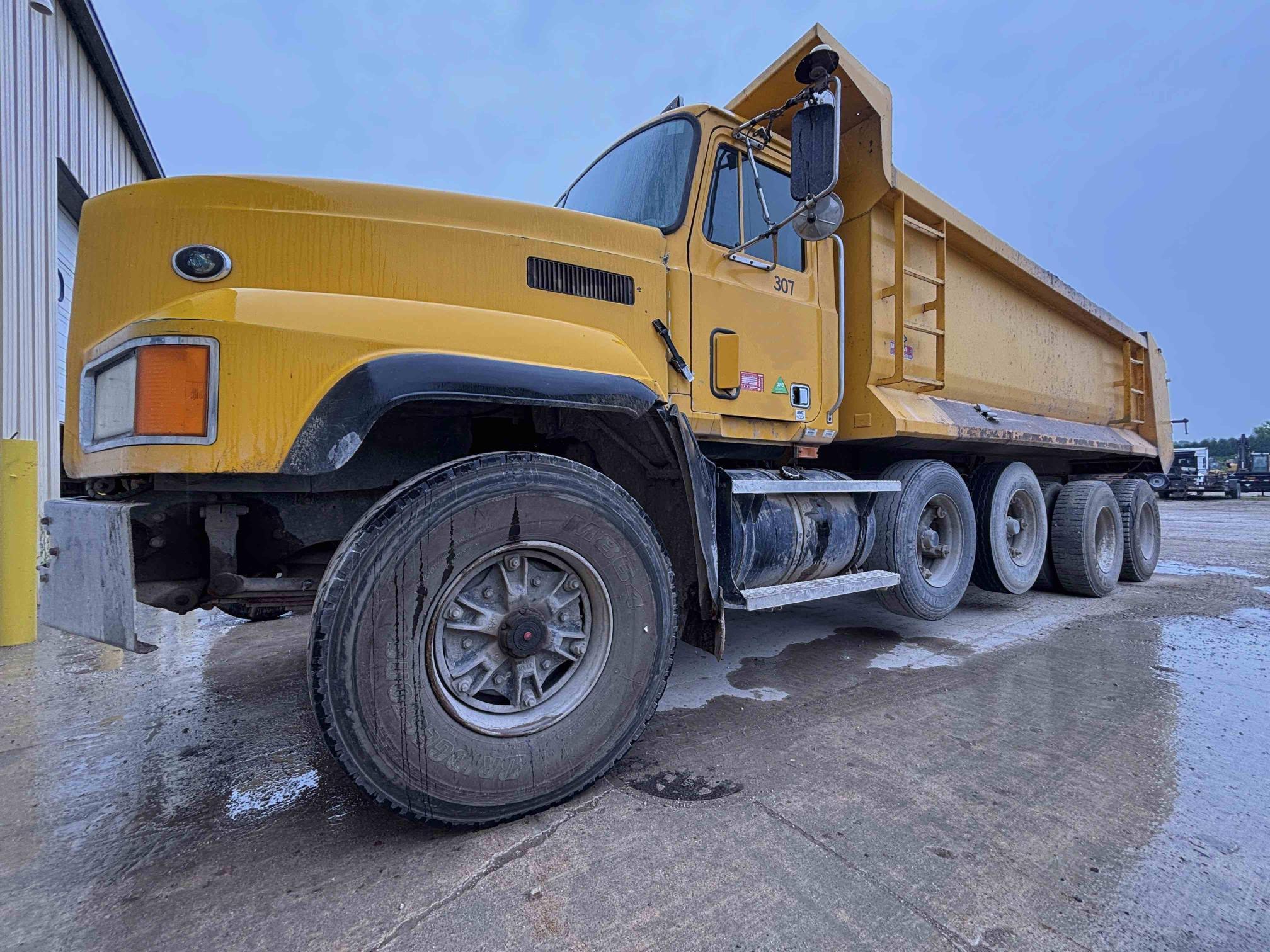 1995 MACK CL713 in Manitowoc, WI